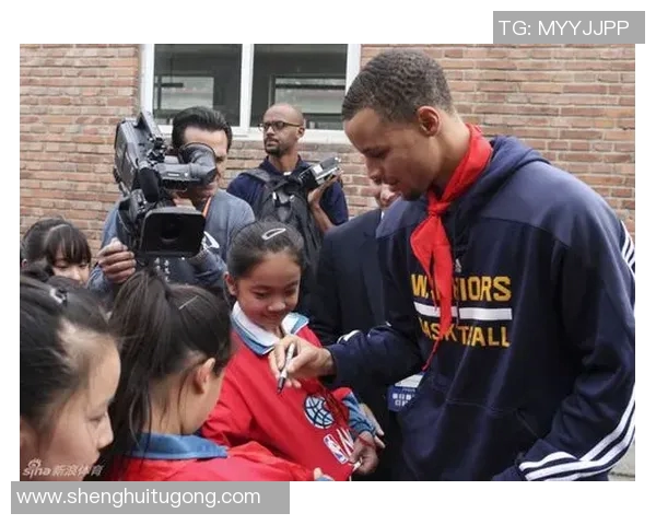 库里展示慈善心将帮助少年篮球队建造新训练场地